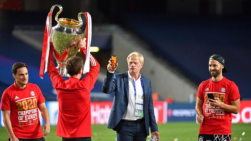 Oliver Kahn filmt mit einem Smartphone einen Betreuer auf dem Spielfeld.