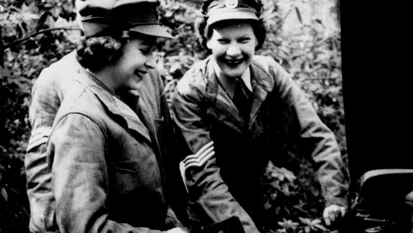 Elizabeth 1945 als Mitglied eines weiblichen Freiwilligen-Corps. Elizabeth 1945 als Mitglied eines weiblichen Freiwilligen-Corps.