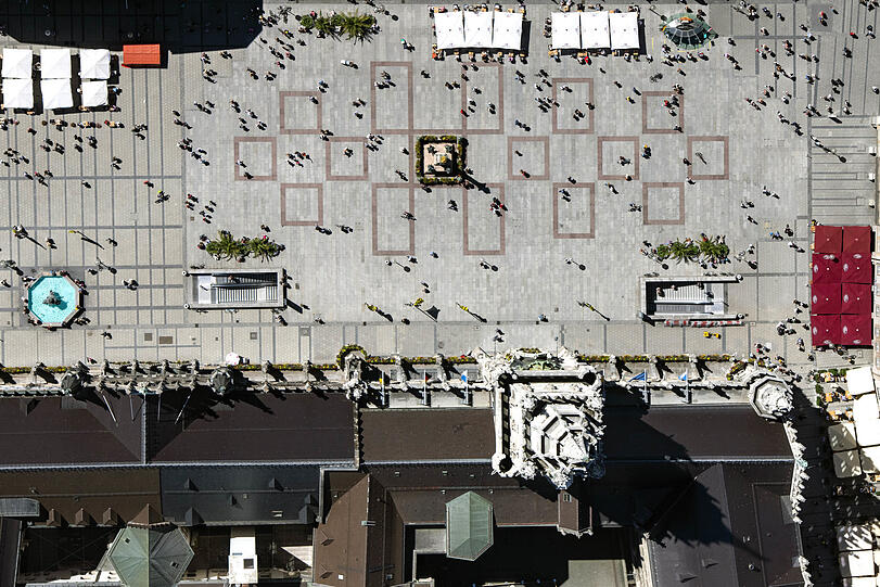 Wetten, dass Ihnen die aufgemalten Quadrate und Rechtecke noch nie aufgefallen sind,obwohl Sie schon zigmal drübergelaufen sind: Das ist, richtig!, der Marienplatz von oben.