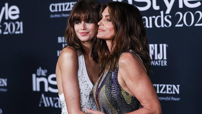 Kaia Gerber ist in die Fußstapfen ihrer Mutter Cindy Crawford (r.) getreten und arbeitet erfolgreich als Model.