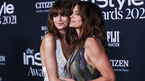 Kaia Gerber ist in die Fußstapfen ihrer Mutter Cindy Crawford (r.) getreten und arbeitet erfolgreich als Model.