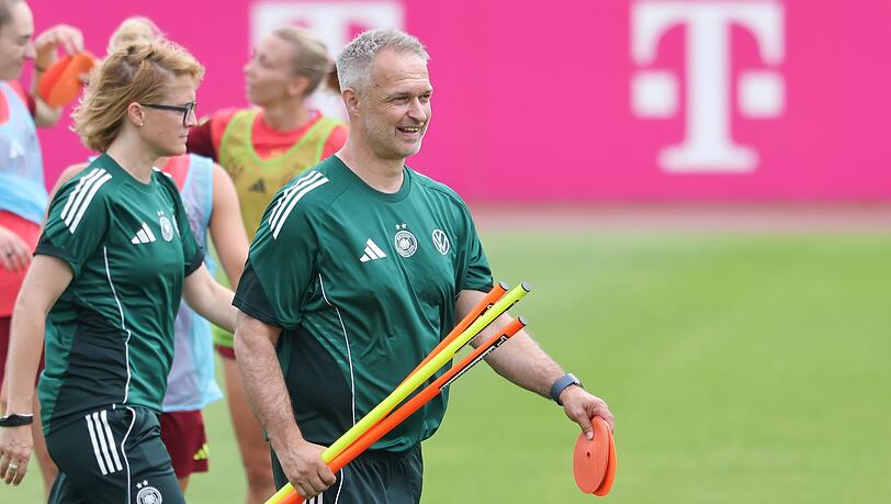 Letzte Vorbereitung auf die EM: Christian Wück und die DFB-Frauen.