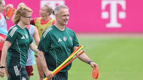 Letzte Vorbereitung auf die EM: Christian Wück und die DFB-Frauen.