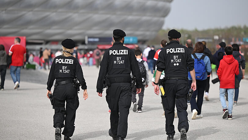 Polizisten vor einem Heimspiel der Bayern in der Allianz-Arena. (Symbolbild)