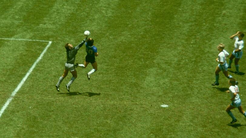 Wer sagt, dass man als Rechtshänder nicht auch "Wunder" mit der Linken vollbringen kann? Der 2020 verstorbene Diego Maradona war nämlich eigentlich Rechtshänder, doch die berühmte "Hand Gottes" aus dem Jahr 1986, die verantwortlich für das Tor gegen England war, war die Linke des Fußballers. Wer sagt, dass man als Rechtshänder nicht auch "Wunder" mit der Linken vollbringen kann? Der 2020 verstorbene Diego Maradona war nämlich eigentlich Rechtshänder, doch die berühmte "Hand Gottes" aus dem Jahr 1986, die verantwortlich für das Tor gegen England war, war die Linke des Fußballers.