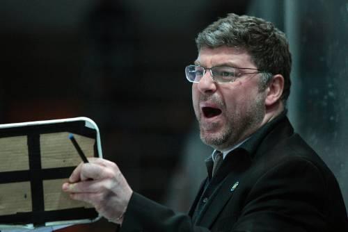 Beorderte seine Spieler gleich zum Fitnesstest: EHC-Trainer Pat Cortina.
