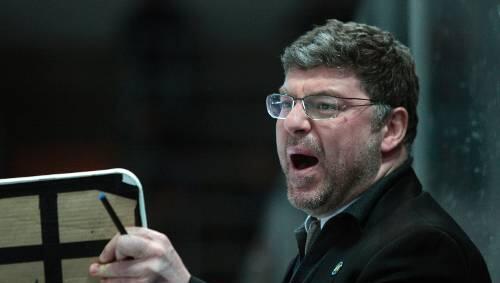Beorderte seine Spieler gleich zum Fitnesstest: EHC-Trainer Pat Cortina. Beorderte seine Spieler gleich zum Fitnesstest: EHC-Trainer Pat Cortina.