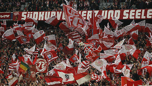 Die eingefleischten Bayern-Fans im Stadion. Die eingefleischten Bayern-Fans im Stadion.