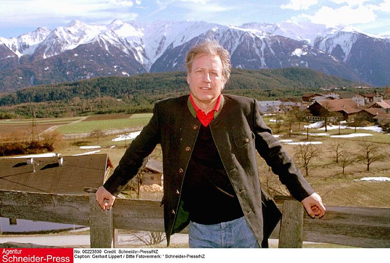 Schauspieler Wolfgang Lippert (74) wollte ein Bild aufhängen und stürzte dabei von der Leiter.