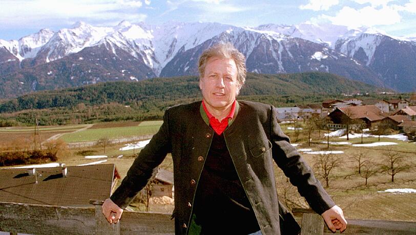 Schauspieler Wolfgang Lippert (74) wollte ein Bild aufhängen und stürzte dabei von der Leiter. Schauspieler Wolfgang Lippert (74) wollte ein Bild aufhängen und stürzte dabei von der Leiter.