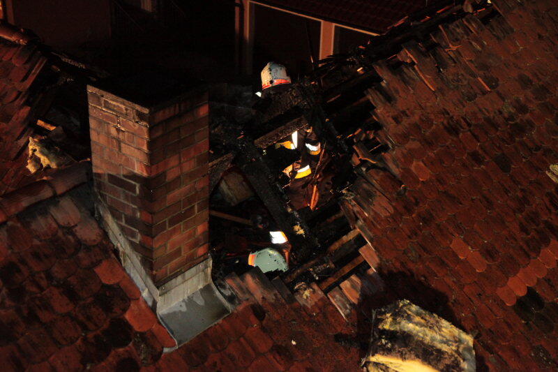 Ein Dachstuhl in Mettenheim steht in Flammen. Die Feuerwehr rückt mitten in der Nacht zum Löschen an. Die Bilder vom Einsatz.