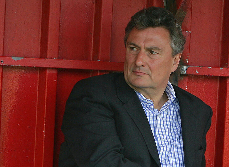 Der frühere Fußball-Nationalspieler Dieter Müller liegt nach einem schweren Herzinfarkt im Koma.In den vergangenen zwölf Jahren stand Müller als Präsident an der Spitze des Drittligisten Kickers Offenbach. Im September hatte er sich nicht mehr zur Wiederwahl gestellt und schied aus dem Amt aus.