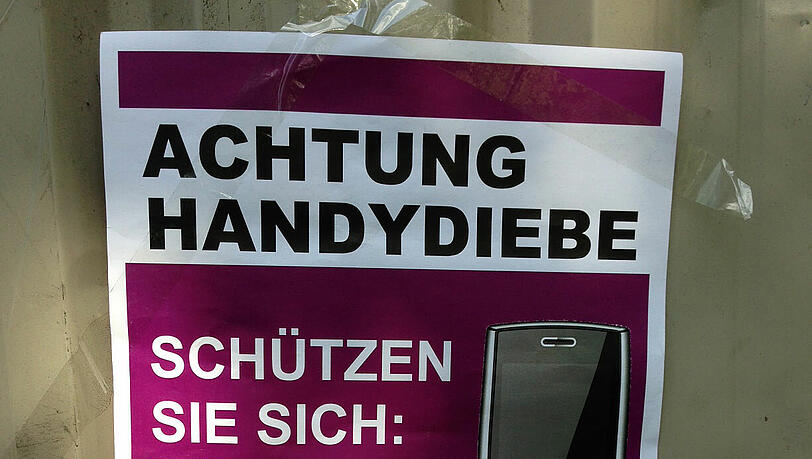 Vorsicht vor Handy-Klau in Wembley. Wenn das Handy weg ist, soll man 999 anrufen. Alles klar... Vorsicht vor Handy-Klau in Wembley. Wenn das Handy weg ist, soll man 999 anrufen. Alles klar...