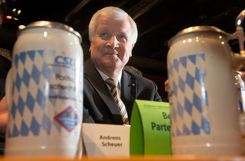 Die Besucher des politischen Aschermittwoch der CSU können sich auf reichlich Bier freuen - auch Bayerns Ministerpräsident Horst Seehofer gefällt die Veranstaltung.