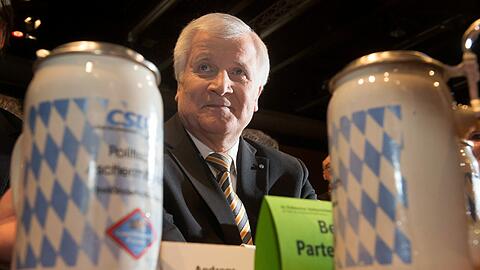 Die Besucher des politischen Aschermittwoch der CSU können sich auf reichlich Bier freuen - auch Bayerns Ministerpräsident Horst Seehofer gefällt die Veranstaltung.