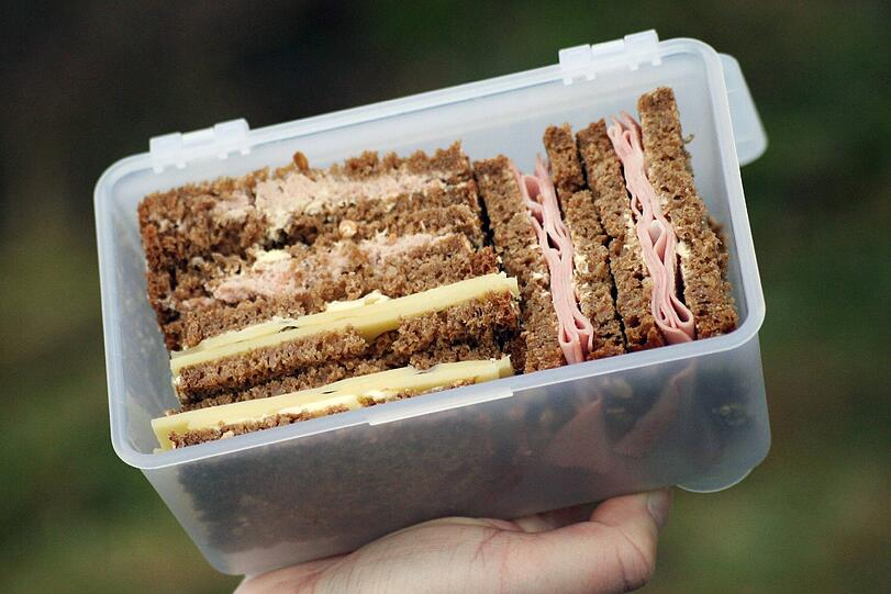 Catering mit miesem Stundenlohn: 4290 Pausenbrote schmiert eine Mama in elf Schuljahren (die Ferien rausgerechnet) - jeden Tag zwei. Also, Kinder: mitmachen!