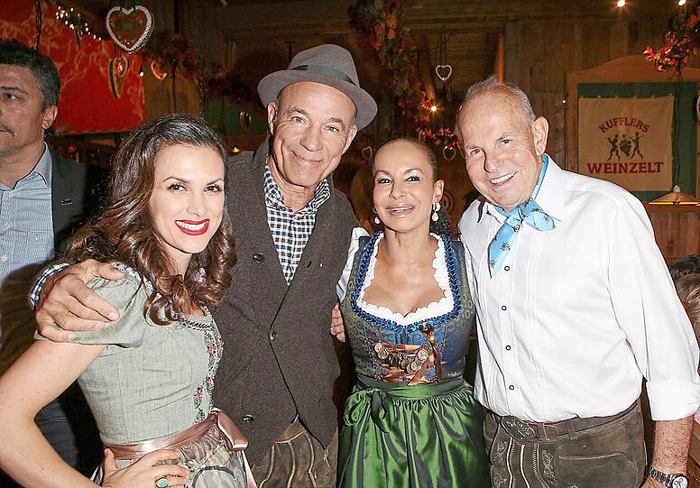 Heiner und Viktoria Lauterbach feiern beim Stammtisch von (und mit) Boxpromoter Wilfried Sauerland und seiner Jochi (Paar r.) im Weinzelt.
