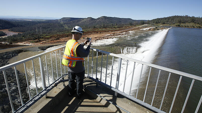 Jason Newton vom Department für Wasser-Reserven macht ein Foto vom Notüberlauf des Oroville-Staudamms in Oroville, Kalifornien (USA).