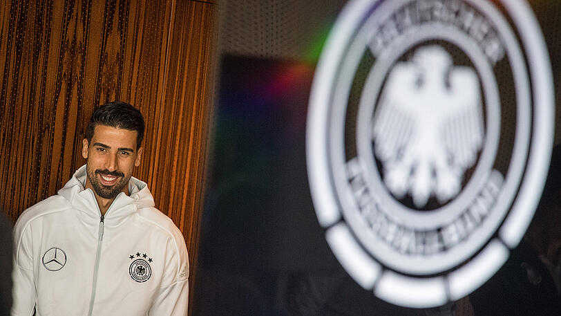 Bundestrainer Joachim Löw hofft, dass Sami Khedira seine Kniereizung rechtzeitig auskuriert hat.