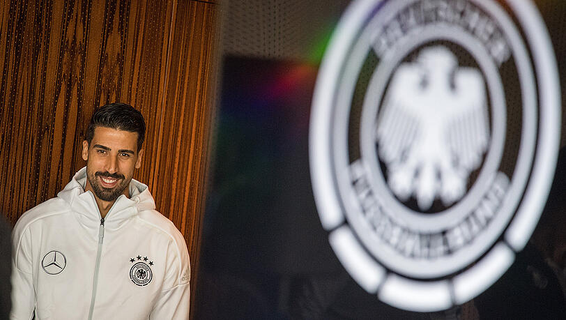 Bundestrainer Joachim Löw hofft, dass Sami Khedira seine Kniereizung rechtzeitig auskuriert hat. Bundestrainer Joachim Löw hofft, dass Sami Khedira seine Kniereizung rechtzeitig auskuriert hat.