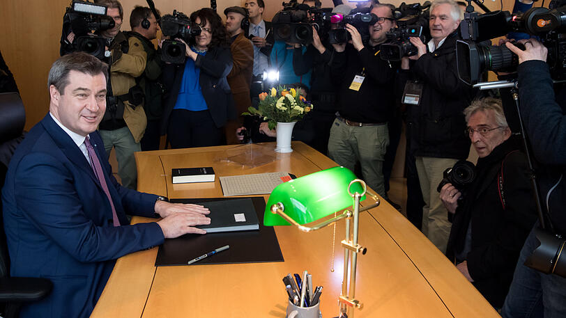 Markus Söder: Hier nimmt er erstmals Platz an seinem neuen Schreibtisch im Büro des Bayerischen Ministerpräsidenten.