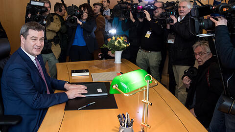 Markus Söder: Hier nimmt er erstmals Platz an seinem neuen Schreibtisch im Büro des Bayerischen Ministerpräsidenten.