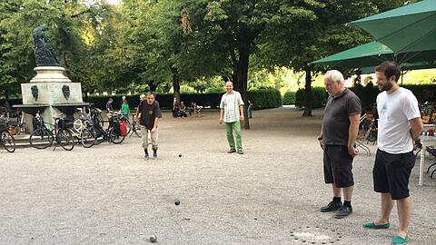 Nicht nur der Hofgarten wird zum Treffpunkt für die Münchner zum Boulespielen...