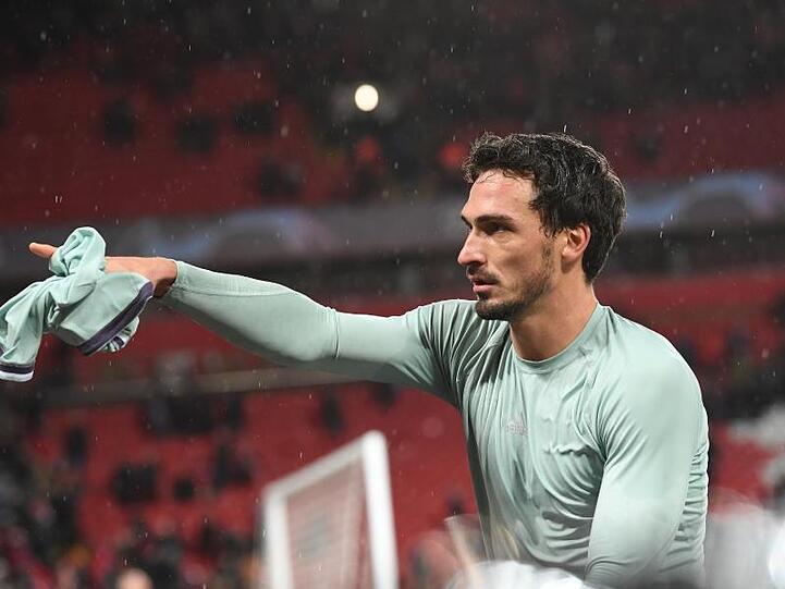 Mats Hummels vom FC Bayern München bedankt sich nach dem torlosen Unentschieden bei den Fans. Foto: Sven Hoppe