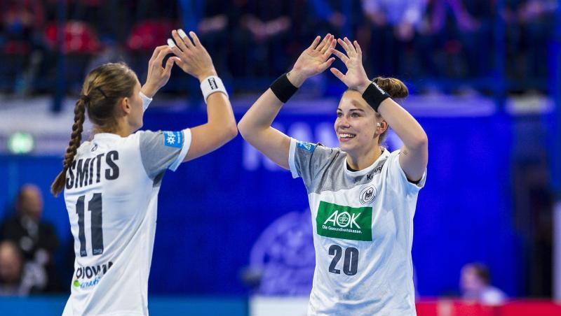Xenia Smits (l) und Emily Bölk klatschen sich nach einem Torerfolg ab. Xenia Smits (l) und Emily Bölk klatschen sich nach einem Torerfolg ab.