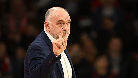 Münchens Trainer Pablo Laso am Spielfeld.