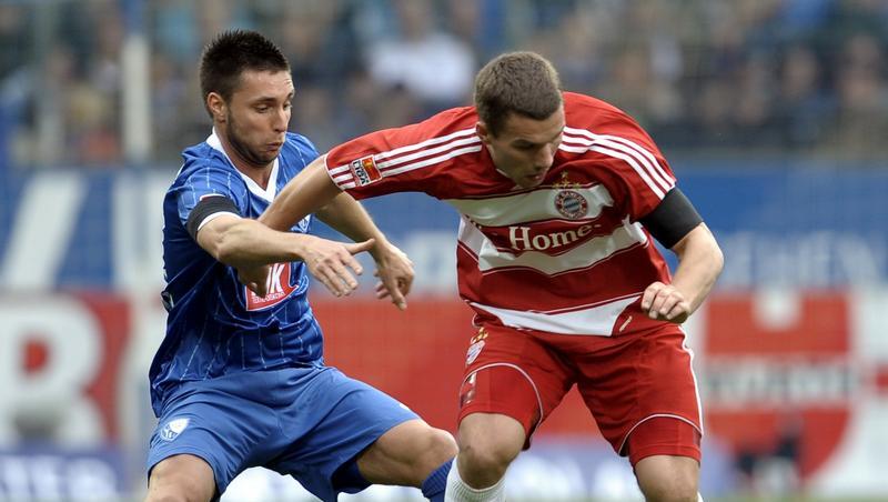 Der Münchner Lukas Podolski (r) und Marc Pfertzel vom VfL Bochum kämpfen um den Ball. Der Münchner Lukas Podolski (r) und Marc Pfertzel vom VfL Bochum kämpfen um den Ball.