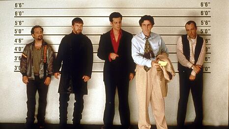 Hockney (Kevin Pollack, von links), McManus (Stephen Baldwin), Fenster (Benicio Del Toro), Keaton (Gabriel Byrne) und Verbal (Kevin Spacey) planen einen millionenschweren Coup. Der SWR zeigt den Thriller-Klassiker "Die &uuml;blichen Verd&auml;chtigen" am 6. September.