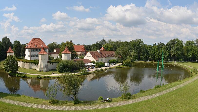 Im weiteren Wohumfeld der 80 neuen Eigentumswohnungen befindet sich mit dem ehemaligen Jagdschloss Blutenburg eine weitere Attraktion. Im weiteren Wohumfeld der 80 neuen Eigentumswohnungen befindet sich mit dem ehemaligen Jagdschloss Blutenburg eine weitere Attraktion.