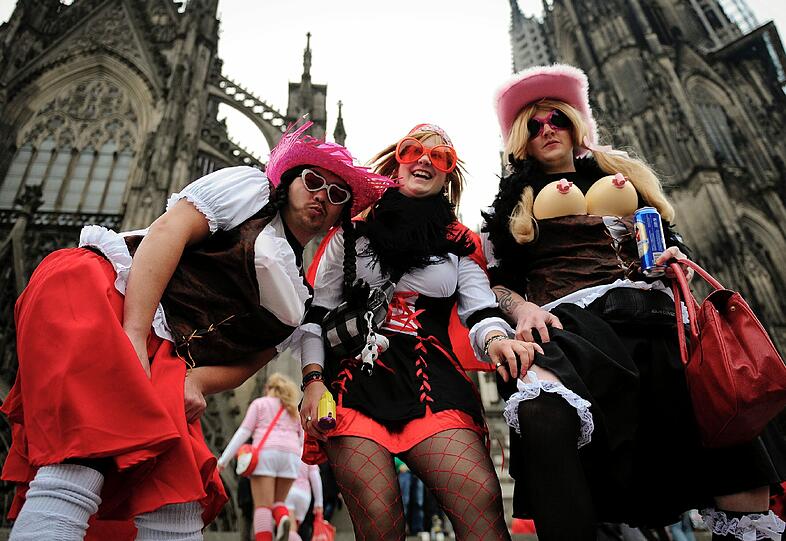 Kölle Alaaf! Bunte Clowns, Superman auf dem Weg zum Feiern, barocke Hochzeitsoufits. Köln steht heute Kopf! Sogar die Hunde werden hier verkleidet!