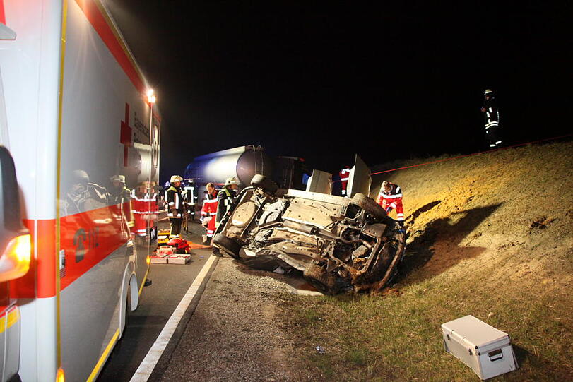 Bilder des schweren Verkehrsunfalls im Landkreis Mühlendorf am Inn mit einem Toten und zwei Schwerverletzten.