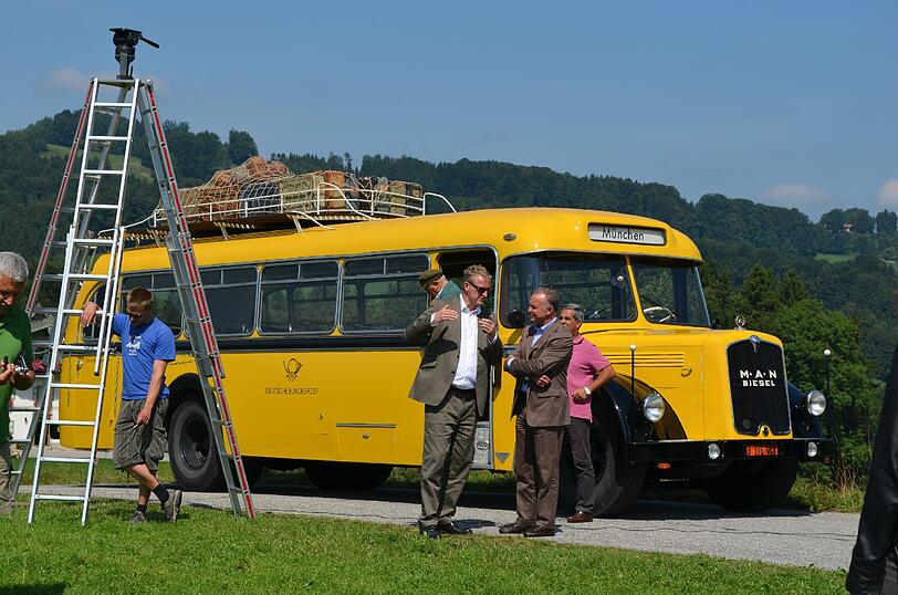 Trat sogar selbst ein paar historische Bälle: Karl-Heinz Rummenigge beim Landauer-Dreh in Samerberg &ndash; Die Bilder.
