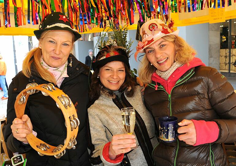 Brigitte, Zori und Birgit beim Faschingstreiben am Rosenmontag in der Fußgängerzone.