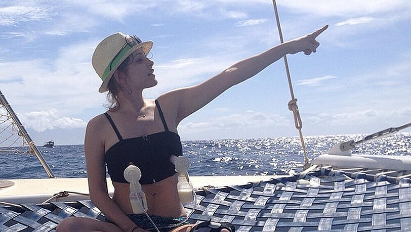 Mit angelegten Milchpumpen auf hoher See: Jenny Mollen Mit angelegten Milchpumpen auf hoher See: Jenny Mollen