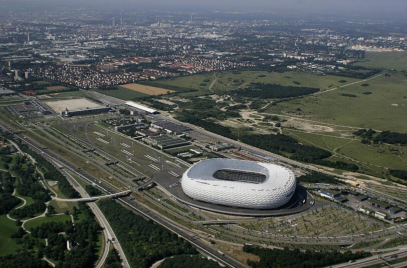 Neben der Allianz Arena verläuft genau die Autobahn. Am Autobahnkreuz München Nord musste nach dem Champions-League-Spiel des FC Bayern ein Mann in seinem Auto reanimiert werden. (Archivbild)
