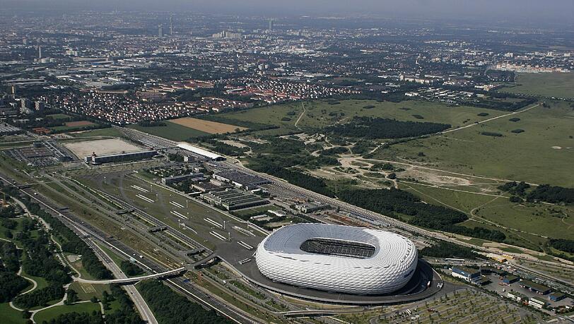 Neben der Allianz Arena verläuft genau die Autobahn. Am Autobahnkreuz München Nord musste nach dem Champions-League-Spiel des FC Bayern ein Mann in seinem Auto reanimiert werden. (Archivbild) Neben der Allianz Arena verläuft genau die Autobahn. Am Autobahnkreuz München Nord musste nach dem Champions-League-Spiel des FC Bayern ein Mann in seinem Auto reanimiert werden. (Archivbild)