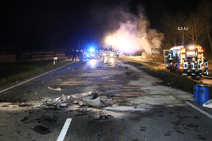 Schrecklicher Unfall auf der B15 bei Erding: Die Bilder vom Rettungseinsatz