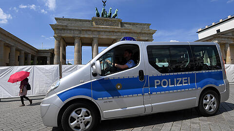 Ein Polizeiwagen fährt am Dienstag in Berlin am abgesperrten Brandenburger Tor vorbei.