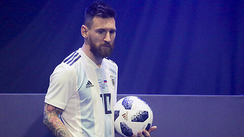 Der argentinische Nationalspieler Lionel Messi präsentiert in Moskau den offiziellen Spielball der Weltmeisterschaft 2018, den "Adidas Telstar 18". Das Design des Balls ist angelehnt an den original Adidas Telstar, der bei der WM 1970 zum Einsatz kam.