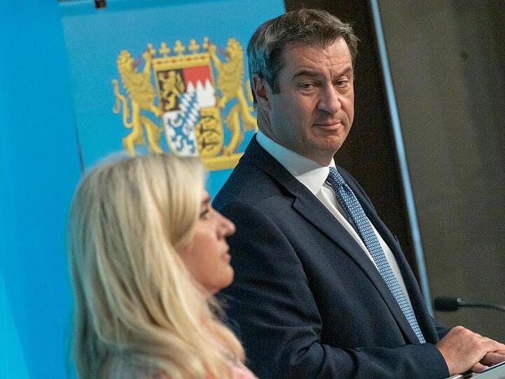 Melanie Huml (l, CSU), Staatsministerin für Gesundheit und Pflege, und Markus Söder (CSU), Ministerpräsident von Bayern. Foto: Peter Kneffel/dpa/Archivbild