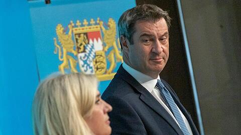 Melanie Huml (l, CSU), Staatsministerin für Gesundheit und Pflege, und Markus Söder (CSU), Ministerpräsident von Bayern. Foto: Peter Kneffel/dpa/Archivbild