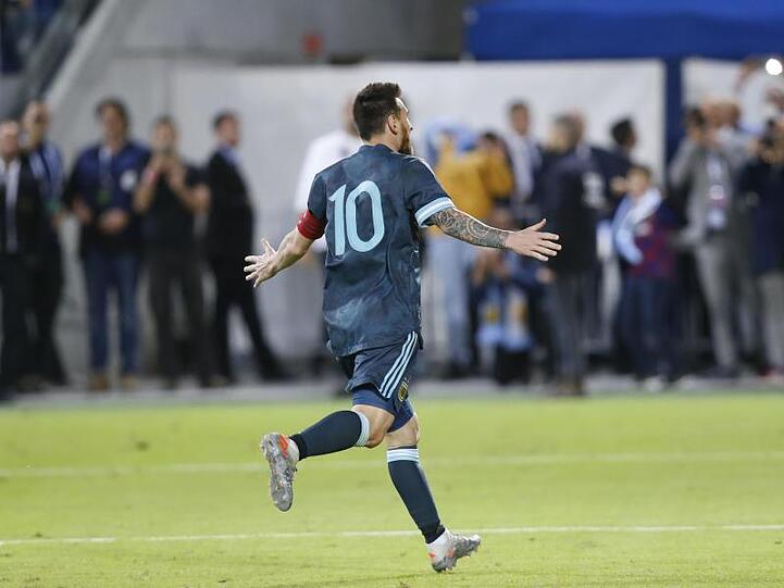 Argentiniens Superstar Lionel Messi traf per Elfmeter um 2:2 gegen Uruguay.