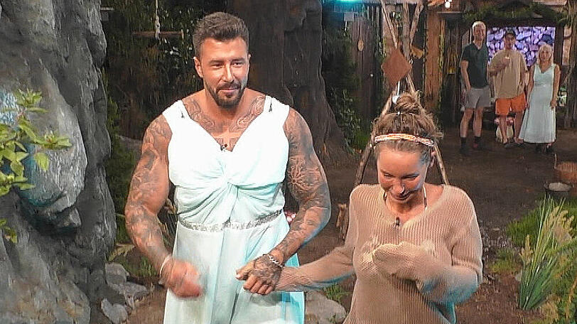 Mischa Mayer und Adela Smajic händchenhaltend bei "Promi Big Brother".