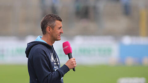 Michael Köllner am Samstag vor dem Havelse-Spiel am Mikrofon von Magenta Sport.