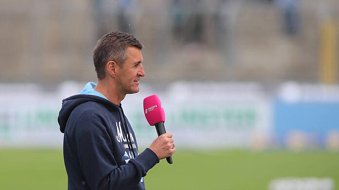 Michael Köllner am Samstag vor dem Havelse-Spiel am Mikrofon von Magenta Sport.