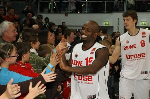 Darf noch länger mit den Fans abklatschen: Bambergs Michael Jordan (mit Dominik Schneider) wurde jetzt eine zweimonatige Vertragsverlängerung vorgelegt.